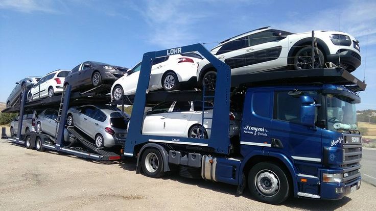 Camión portavehículos transportando coches por carretera en España