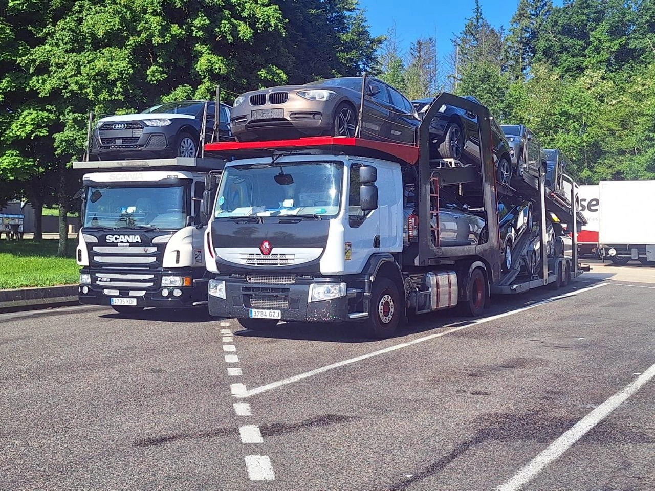 Camiones portavehículos en plena ruta realizando transporte de vehículos por Europa