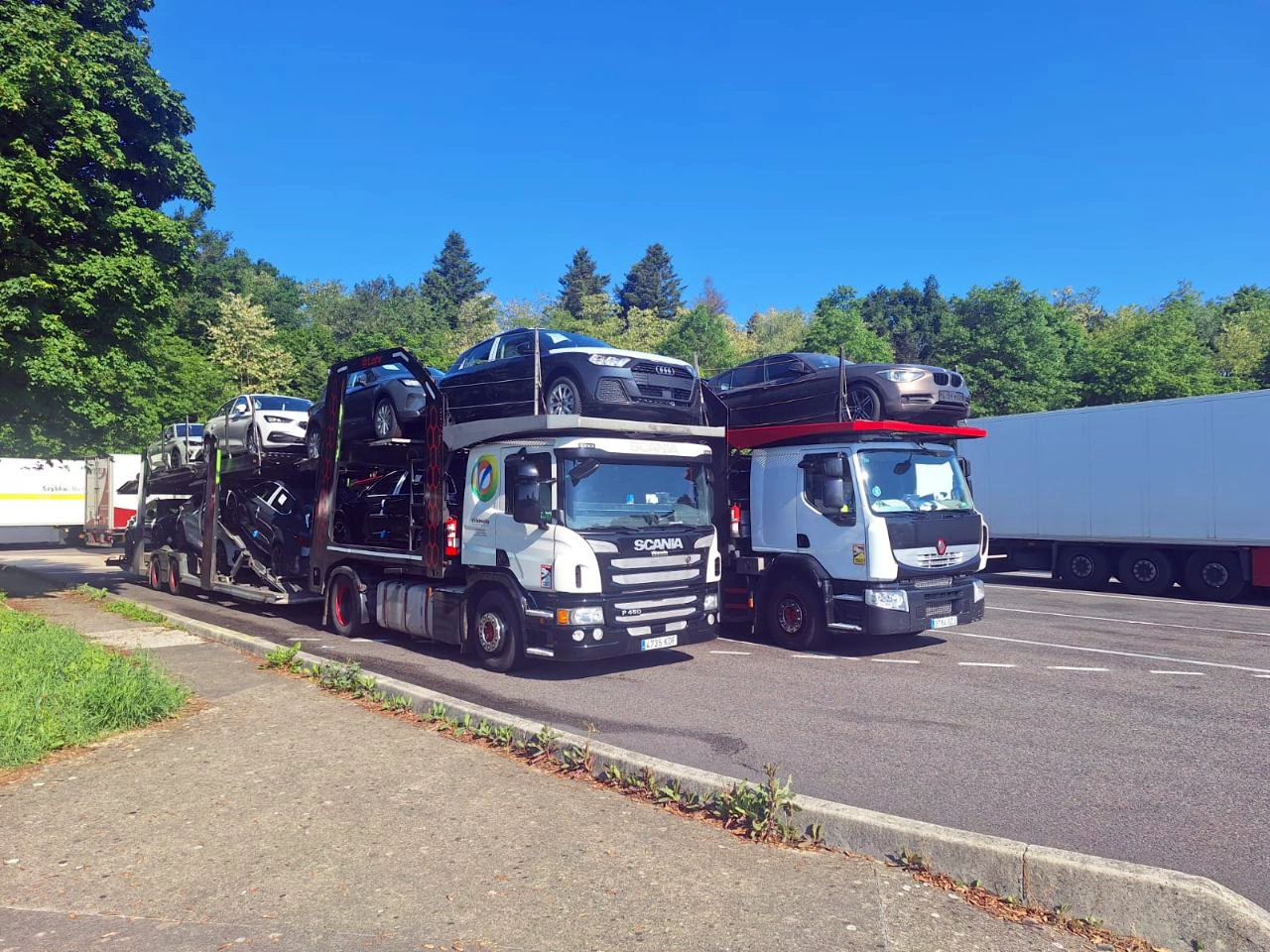 Descarga de vehículos en destino tras un transporte de vehículos por Europa