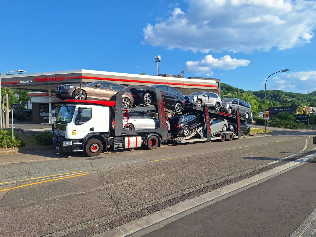 Camión portavehículos circulando por autopista europea en transporte de vehículos por Europa