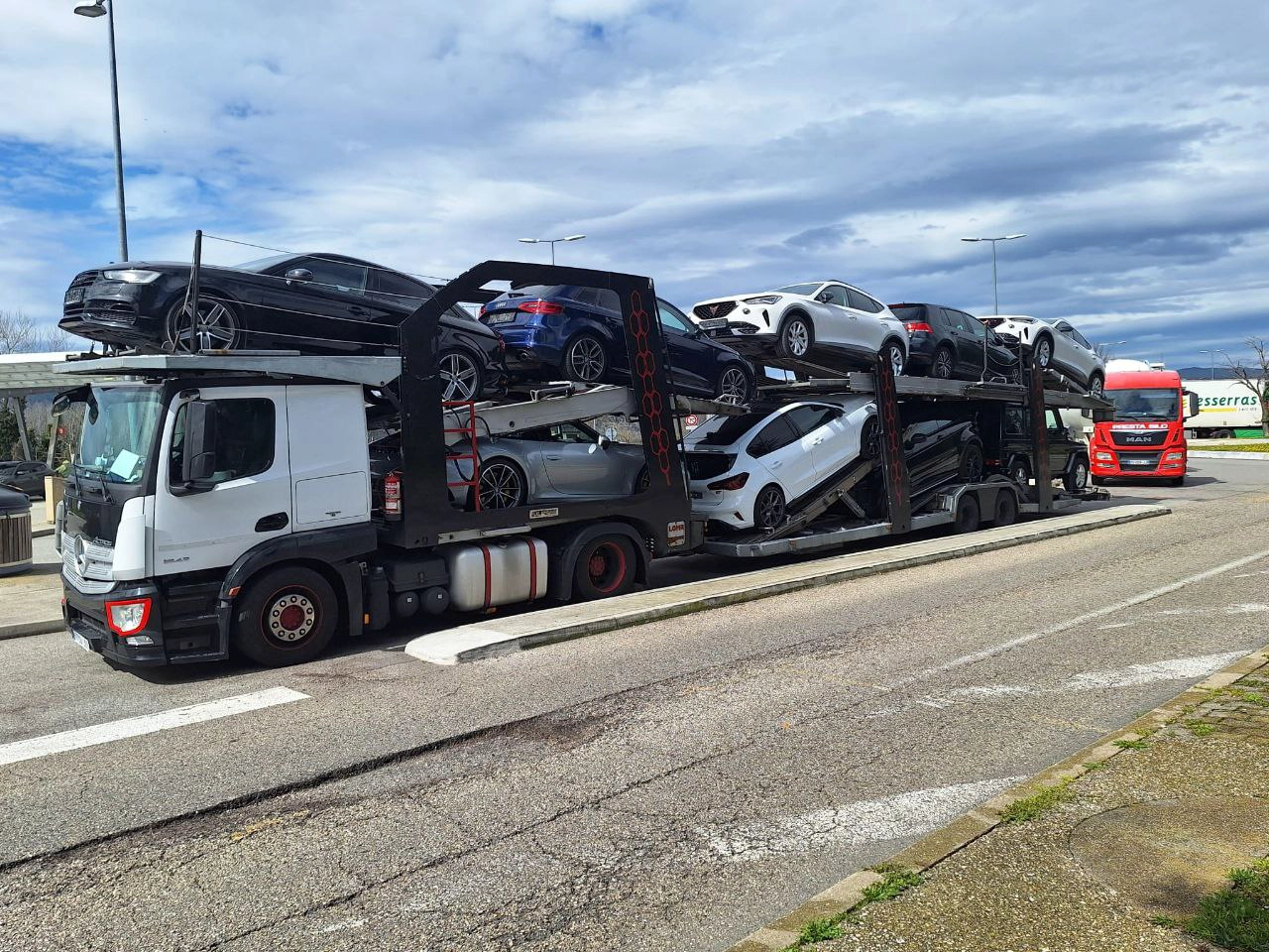 Camión cargado de vehículos realizando transporte de vehículos por Europa desde Alemania