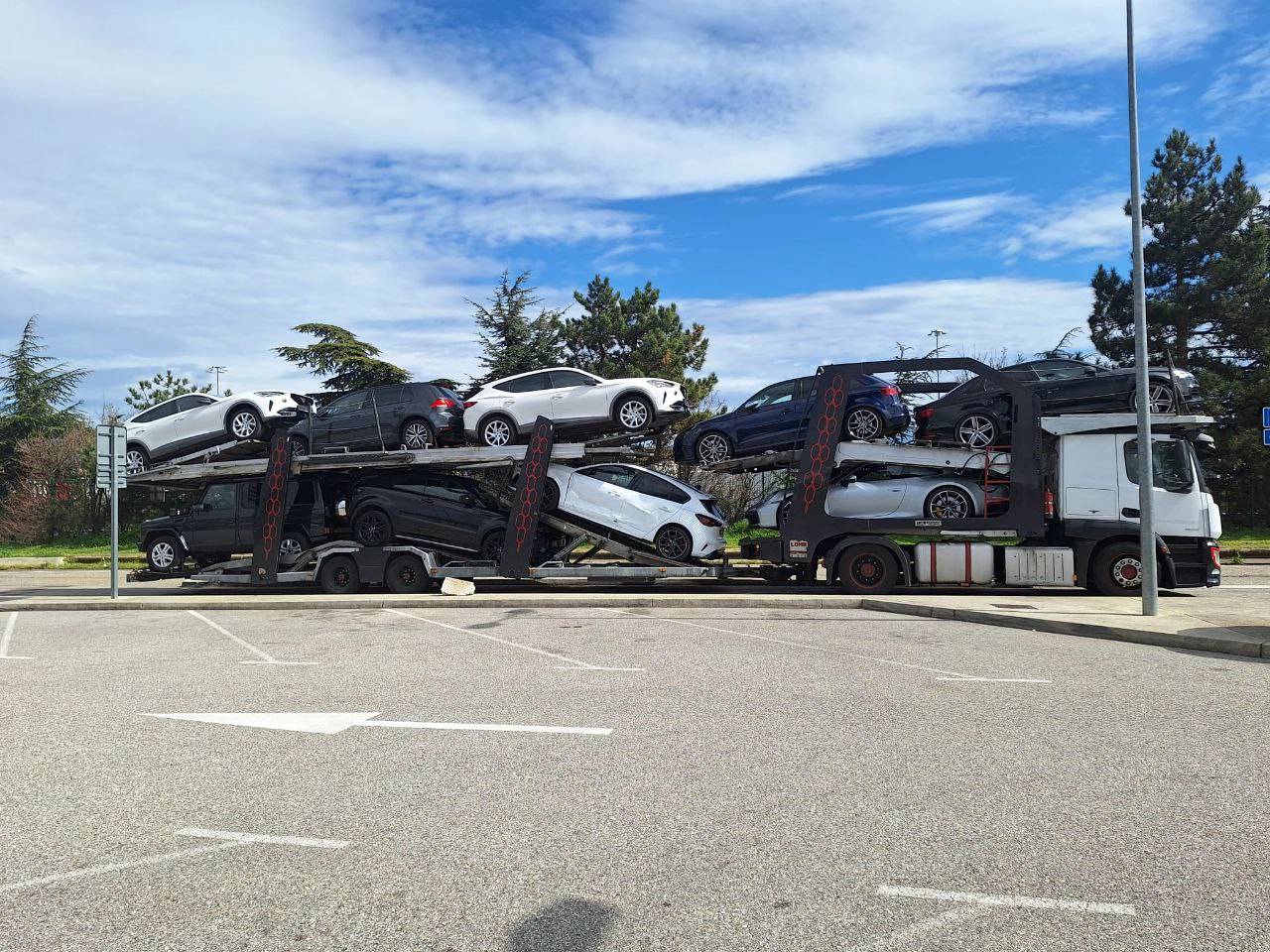 Camión portavehículos entrando en España tras realizar transporte de vehículos por Europa