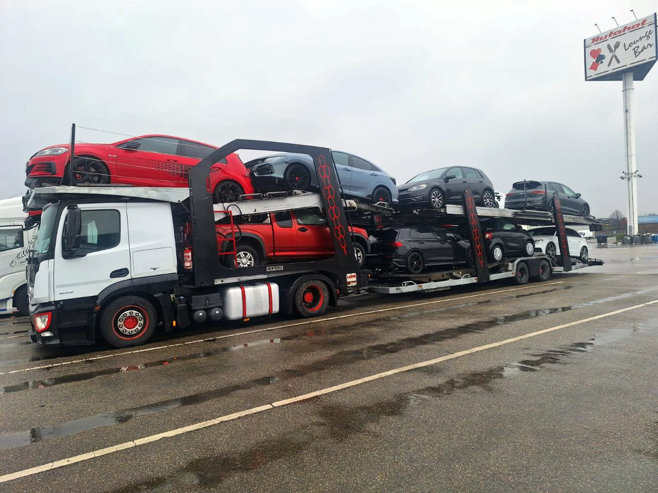 Flota de camiones portavehículos operando en transporte de vehículos por Europa