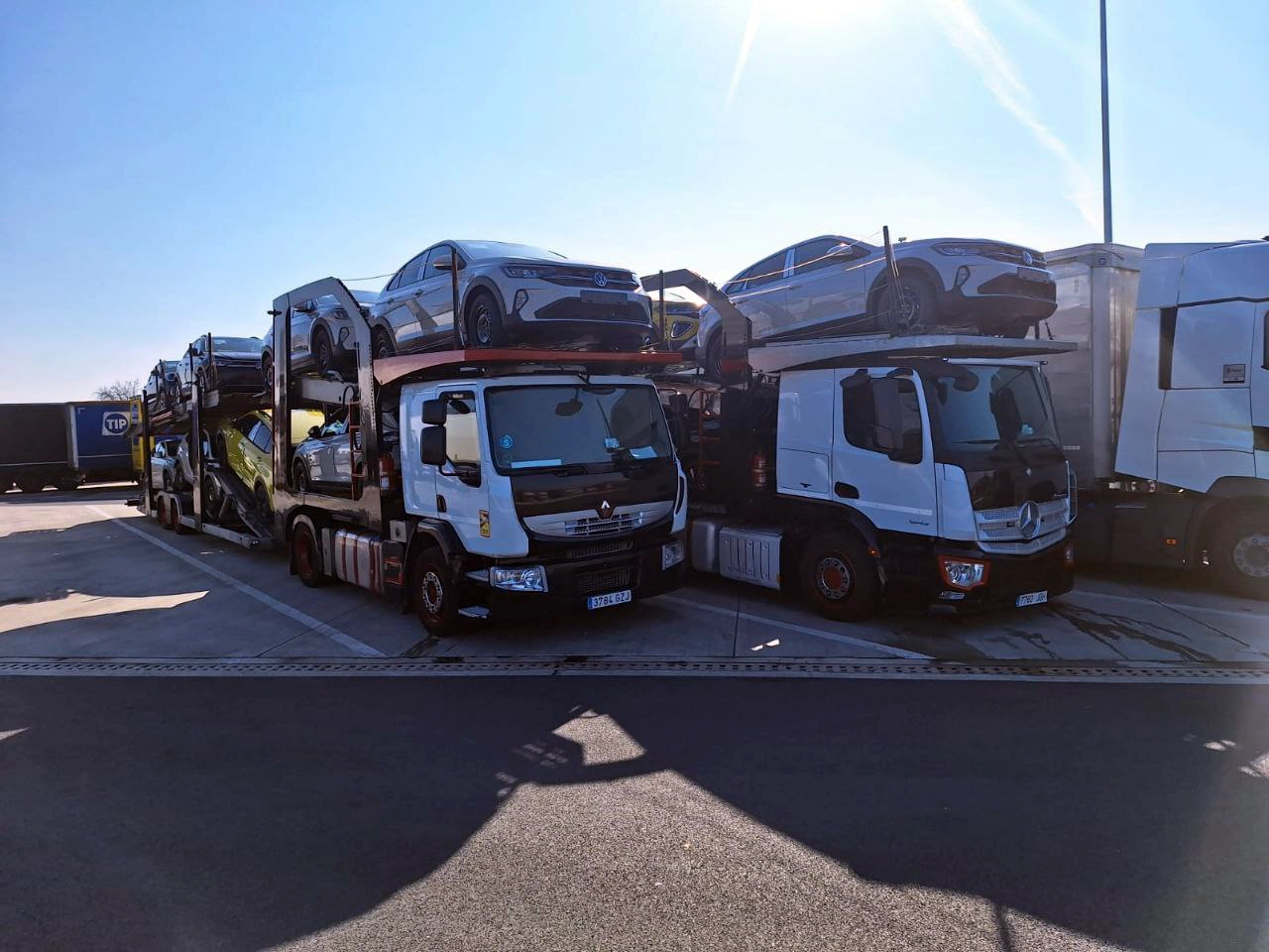 Proceso de carga de vehículos en camión portavehículos para transporte de vehículos por Europa