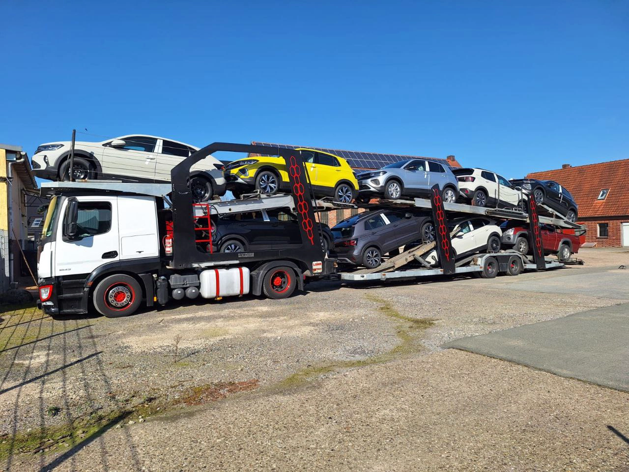 Camión portavehículos circulando por Europa en un servicio de transporte de vehículos por Europa