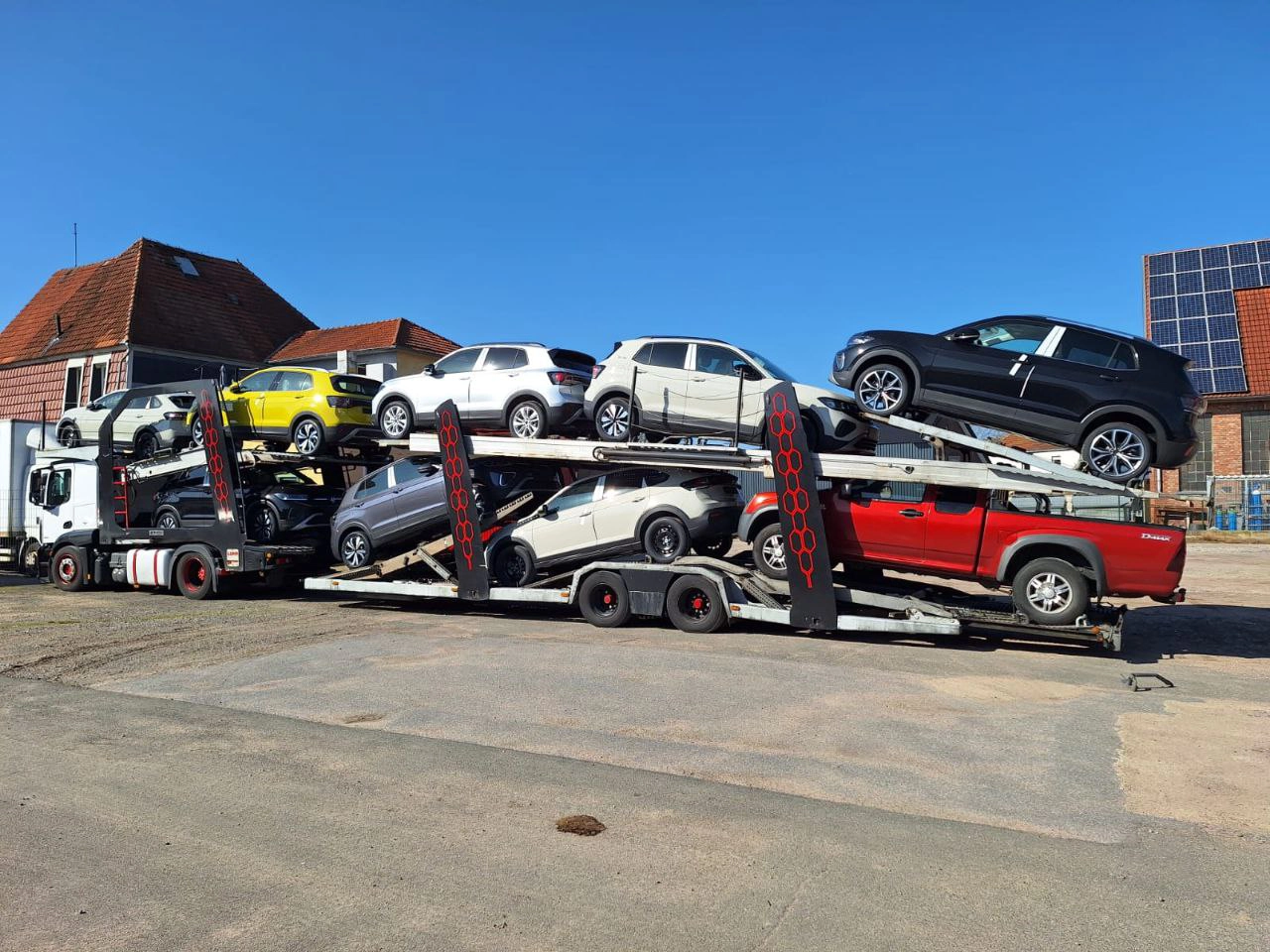 Camión portavehículos procedente de Alemania realizando transporte de vehículos por Europa