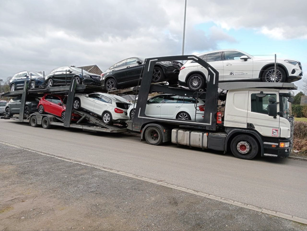 Operativa logística internacional con camiones especializados en transporte de vehículos por Europa