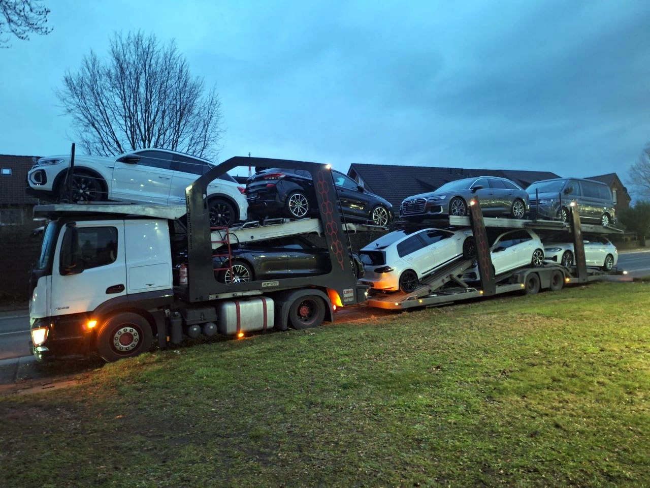 Equipo profesional realizando transporte de vehículos por Europa en rutas internacionales