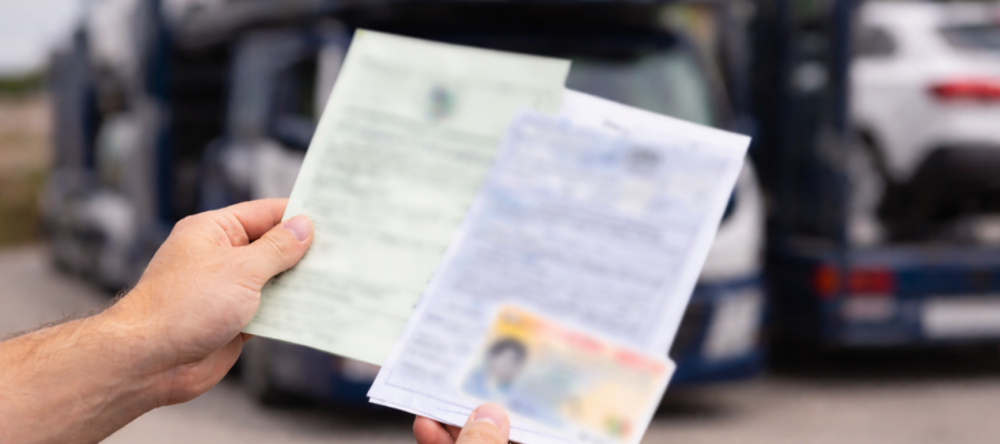 Manos sujetando documentación para transportes de vehículos por carretera en Valladolid