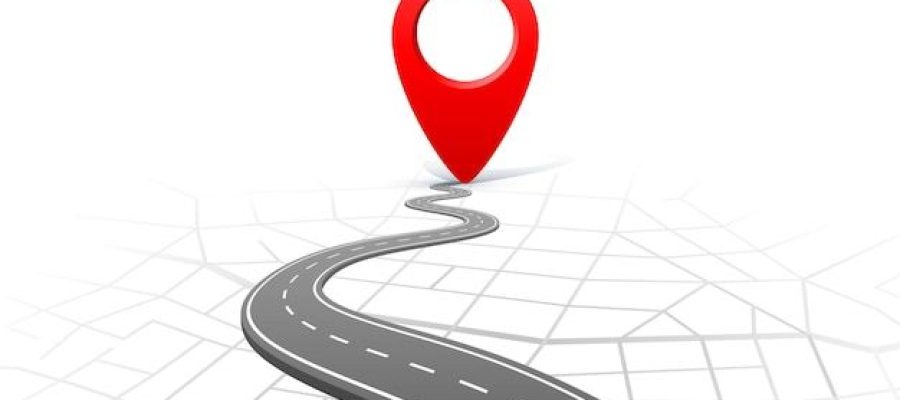 Camión portavehículos transportando coches en carretera nacional en España